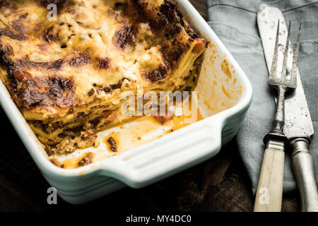 Hausgemachte Lasagne Bolognese und Mozzarella auf dunklem Hintergrund Stockfoto