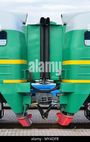 Übergang zwischen zwei elektrische Züge. Einen kleinen Flur in die Rolle eines Portals auf beiden Seiten der Kabine eines russischen elektrische Zug Stockfoto