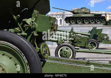 Foto von drei Kanonen von der Sowjetunion der Zweite Weltkrieg vor dem hintergrund der grünen Tank T-34 Stockfoto