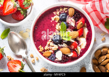 Smoothie Schüssel aus frischen Beeren, Nüsse und Müsli. Stockfoto