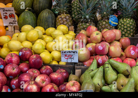 Eine Auswahl an frischen Früchten für Verkauf an den Borough Market in London. frische Äpfel, Zitronen, Ananas und Melonen auf einem Obst- und Gemüsehändler Handel Duschkabine shop shop Stockfoto