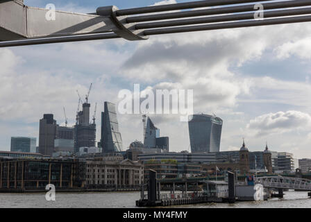 Die Londoner City Skyline von unten in die Millenium Bridge gesehen. Wahrzeichen Gebäude der Hauptstadt in einer ungewöhnlichen und anderen Blickwinkel Stockfoto