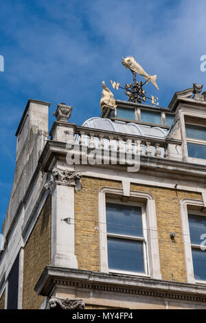 Im nautischen Stil gestalteten Wetterfahnen auf der Oberseite eines alten Viktorianischen Gebäude in Central London. Wetter und Windrichtung Wettervorhersage Gerät. Stockfoto