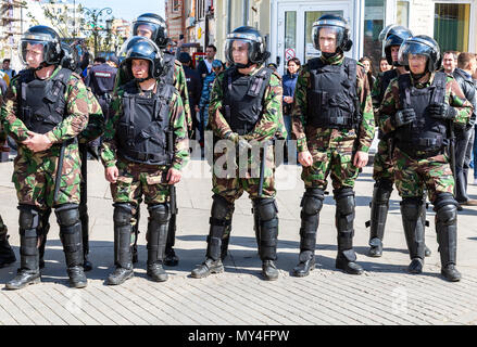 Samara, Russland - 5. Mai 2018: Soldaten der Spezialeinheiten der Polizei in Kampfausrüstung bei einer Kundgebung der Opposition Stockfoto