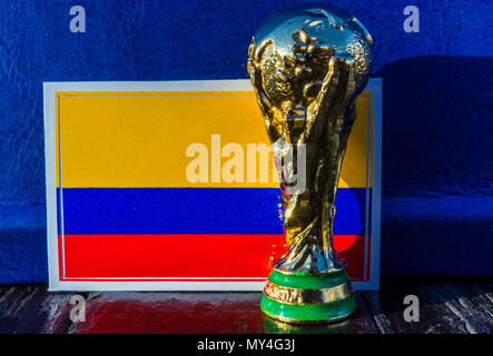 Juni 6, 2018 Moskau, Russland. FIFA WM-Pokal auf dem Hintergrund der Flagge von Kolumbien. Stockfoto