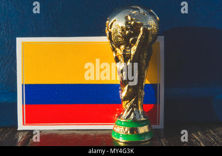 Juni 6, 2018 Moskau, Russland. FIFA WM-Pokal auf dem Hintergrund der Flagge von Kolumbien. Stockfoto