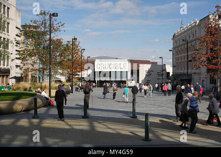 Das Crucible and Lyceum Theatre im Tudor Square Sheffield Stadtzentrum, England, Großbritannien, Straßenszene im Freien der britischen Stadt Stockfoto