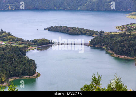 Brücke über den See von Sete Cidades (ist sogar Städte See'), einem vulkanischen Kratersee auf Sao Miguel, Azoren, Portugal (Azoren). Blick von Vista Stockfoto