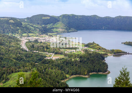 Malerischer Blick auf den See von Sete Cidades (ist sogar Städte See'), einem vulkanischen Kratersee auf Sao Miguel, Azoren, Portugal (Azoren) Stockfoto