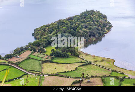 Typische hügelige Gelände in der Nähe des Sees von Sete Cidades auf der Azoren Insel Sao Miguel (Azoren), Portugal Stockfoto