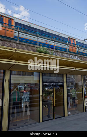 Kleine Unternehmen unter den Bögen mit Bahn und S-Bahn Station, sanierte als neue Geschäfte in Hackney, London, England, Großbritannien Stockfoto