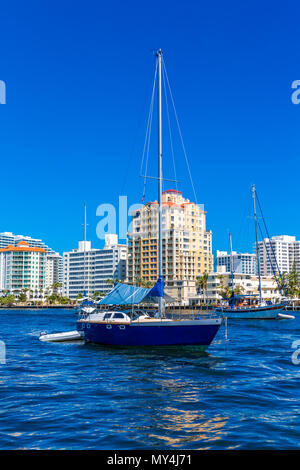 Segelboot in den Intracoastal Stockfoto