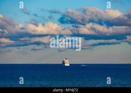 Zwei Kreuzfahrtschiffe Segeln heraus Stockfoto