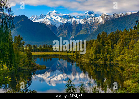 Lake Matheson mit Reflexionen auf dem Wasser, West Coast, Neuseeland Stockfoto