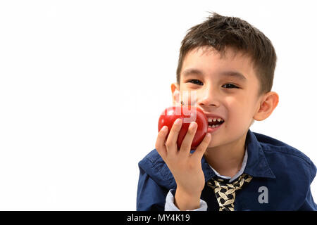 Studio shot von niedlichen Happy Boy lächelnd und köstlich Stockfoto