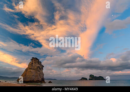 Sonnenaufgang an der Cathedral Cove, Coromandel, Neuseeland Stockfoto