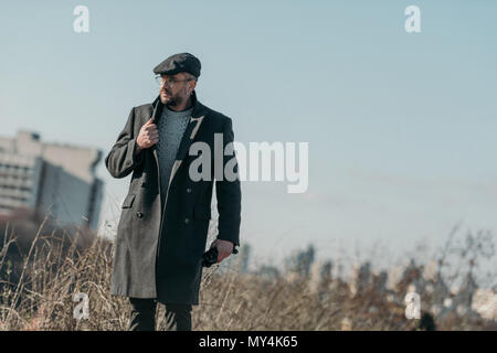 Gut aussehender Mann mittleren Alters im Fell Wandern im Freien Stockfoto