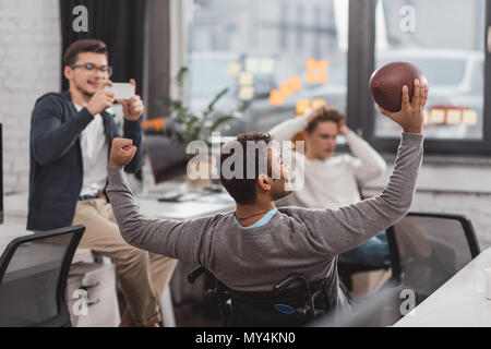 Mann, Foto von ungültig mit Ball im Rollstuhl im Büro Stockfoto