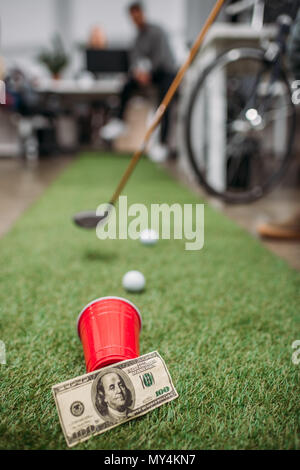 Verschwommenes Bild von Menschen spielen in Minigolf im modernen Büro Stockfoto