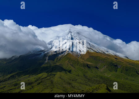 Mount Taranaki mit Wolken in sonniger Tag, New Plymouth, Neuseeland Stockfoto