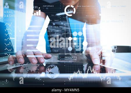 Intelligence (BI) und Business Analytics (BA) mit Key Performance Indicators (KPI) Dashboard Konzept. Geschäftsmann arbeiten mit digitalen Tablet-PC Stockfoto