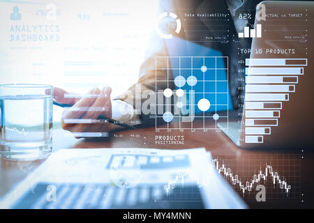 Intelligence (BI) und Business Analytics (BA) mit Key Performance Indicators (KPI) Dashboard Konzept. business Mann hand Arbeiten am Laptop Computer wit Stockfoto