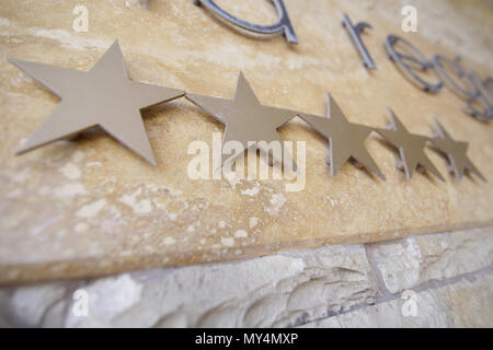 Fünf Sterne Hotel Logo am Eingang Stockfoto