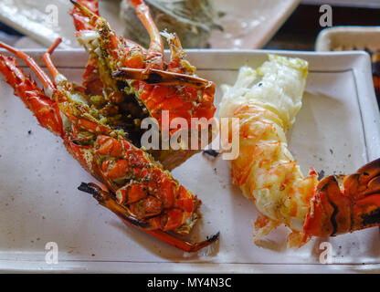 Gegrillte Garnelen auf Gericht zum Mittagessen am traditionellen Fischrestaurant in Kumano, Japan. Stockfoto