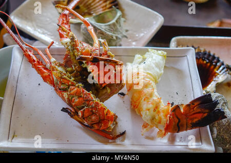 Gegrillte Garnelen auf Gericht zum Mittagessen am traditionellen Fischrestaurant in Kumano, Japan. Stockfoto