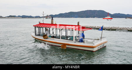 Toba, Japan - Mar 18, 2018. Touristenboot am Meer in Toba, Japan. Stockfoto