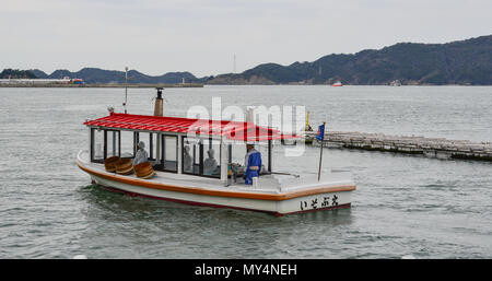 Toba, Japan - Mar 18, 2018. Touristenboot am Meer in Toba, Japan. Stockfoto