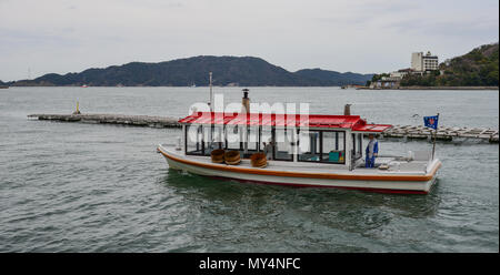 Toba, Japan - Mar 18, 2018. Touristenboot am Meer in Toba, Japan. Stockfoto