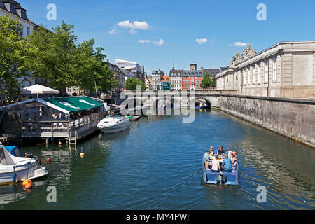 Goboat elektrische Picknick Boote in Frederikholm Kanal in Richtung historische Marmor Brücke, Marmorbroen, Eingang zum Reiten auf Christiansborg Stockfoto
