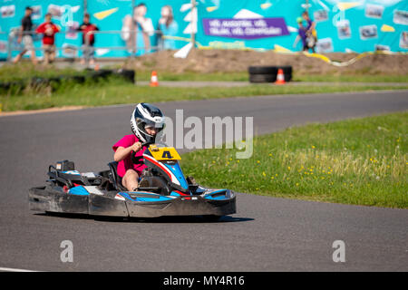 Gebiets Ropaži, Lettland - 24. MAI 2018: Student Sport Spiele ZZ-Meisterschaft. Schüler aus verschiedenen Klassen zeigen ihre Fähigkeiten im Fahren ein karting auf dem rac Stockfoto