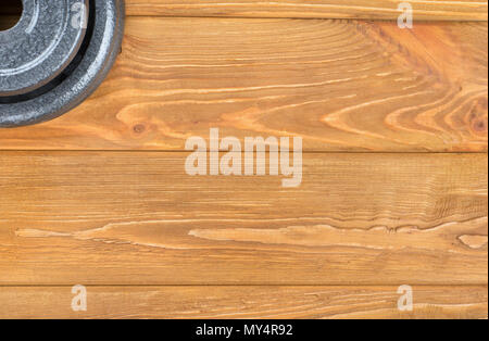 Teil Hantelscheiben auf leeren Holz- Hintergrund, Ansicht von oben Stockfoto