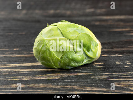 Frische Rosenkohl auf einem dunklen Hintergrund Stockfoto