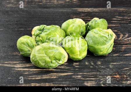 Stapel von frischem Rosenkohl auf einer hölzernen Hintergrund Stockfoto