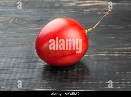 Frisches Obst tamarillo auf einem dunklen Hintergrund Stockfoto