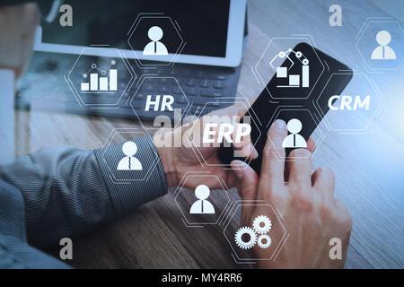 Architektur von Enterprise Resource Planning (ERP)-System mit Verbindungen zwischen Business Intelligence (BI), Produktion, CRM-Module und HR-Diagramm. Stockfoto