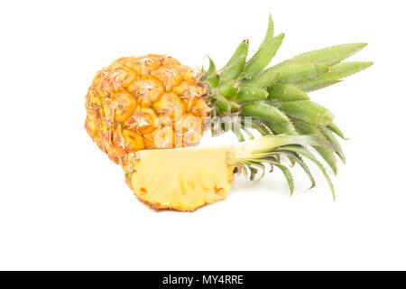 Reifen mini Ananas mit saftigen Slice auf weißem Hintergrund Stockfoto