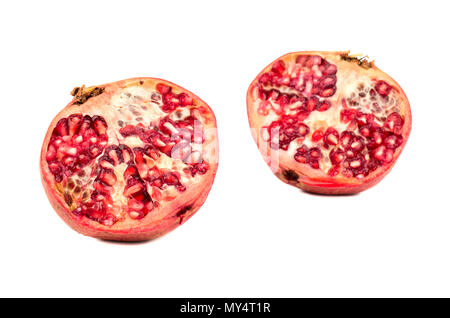 Die beiden Hälften des saftigen Granatapfel auf weißem Hintergrund Stockfoto