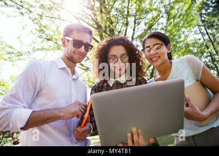 Gerne Studenten zusammen, um ihre Hausaufgaben Stockfoto