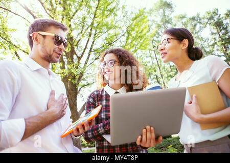 Inhalt Studenten zusammen, um ihre Hausaufgaben Stockfoto