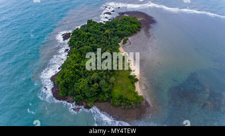 Atemberaubende Insel in Grün bedeckt und von erstaunlicher blaues Wasser vor der Küste von Koh Chang, Thailand umgeben. Stockfoto