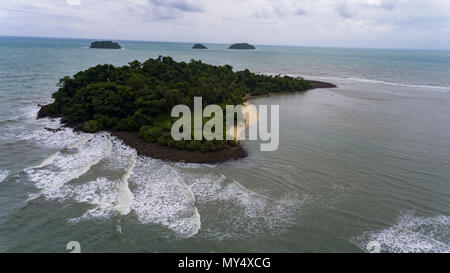 Atemberaubende Insel in Grün bedeckt und von erstaunlicher blaues Wasser vor der Küste von Koh Chang, Thailand umgeben. Stockfoto