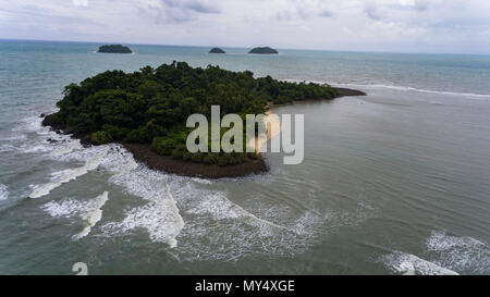 Atemberaubende Insel in Grün bedeckt und von erstaunlicher blaues Wasser vor der Küste von Koh Chang, Thailand umgeben. Stockfoto