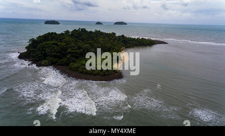 Atemberaubende Insel in Grün bedeckt und von erstaunlicher blaues Wasser vor der Küste von Koh Chang, Thailand umgeben. Stockfoto