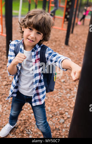 Kleinen Jungen schlagen Boxsack und Kamera auf dem Spielplatz Stockfoto