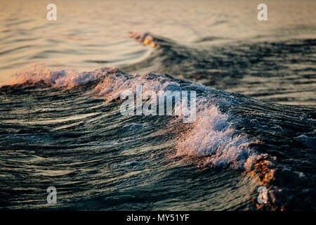 Sonnenuntergang Highlights ein Boote Wellen mit goldenen Farben am Lake Superior und der Apostel Islands National Lakeshore, Udaipur, Wisconsin, USA Stockfoto