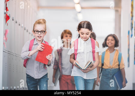 Die Schülerinnen gehen in der Klasse durch Schule Korridor Stockfoto